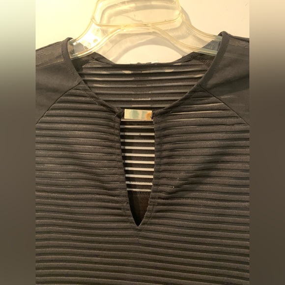 NWT Cache’ Lined Top withh Mesh Top and Keyhole Detail
Sz Small - Picture 4 of 12